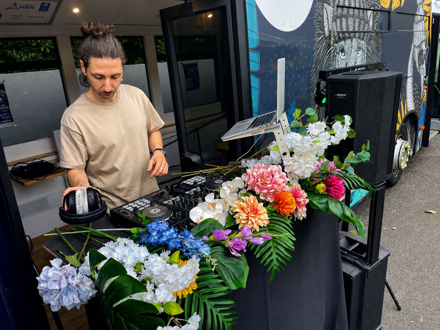 Lovayin en DJ set au Campus de Villeneuve-sur-Lot pour la fête de fin d'année
