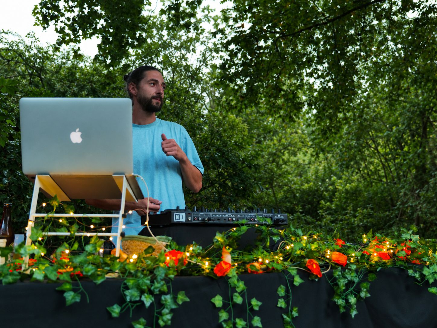 Lovayin en DJ set en plein air à la Guinguette de Caumont-sur-Garonne